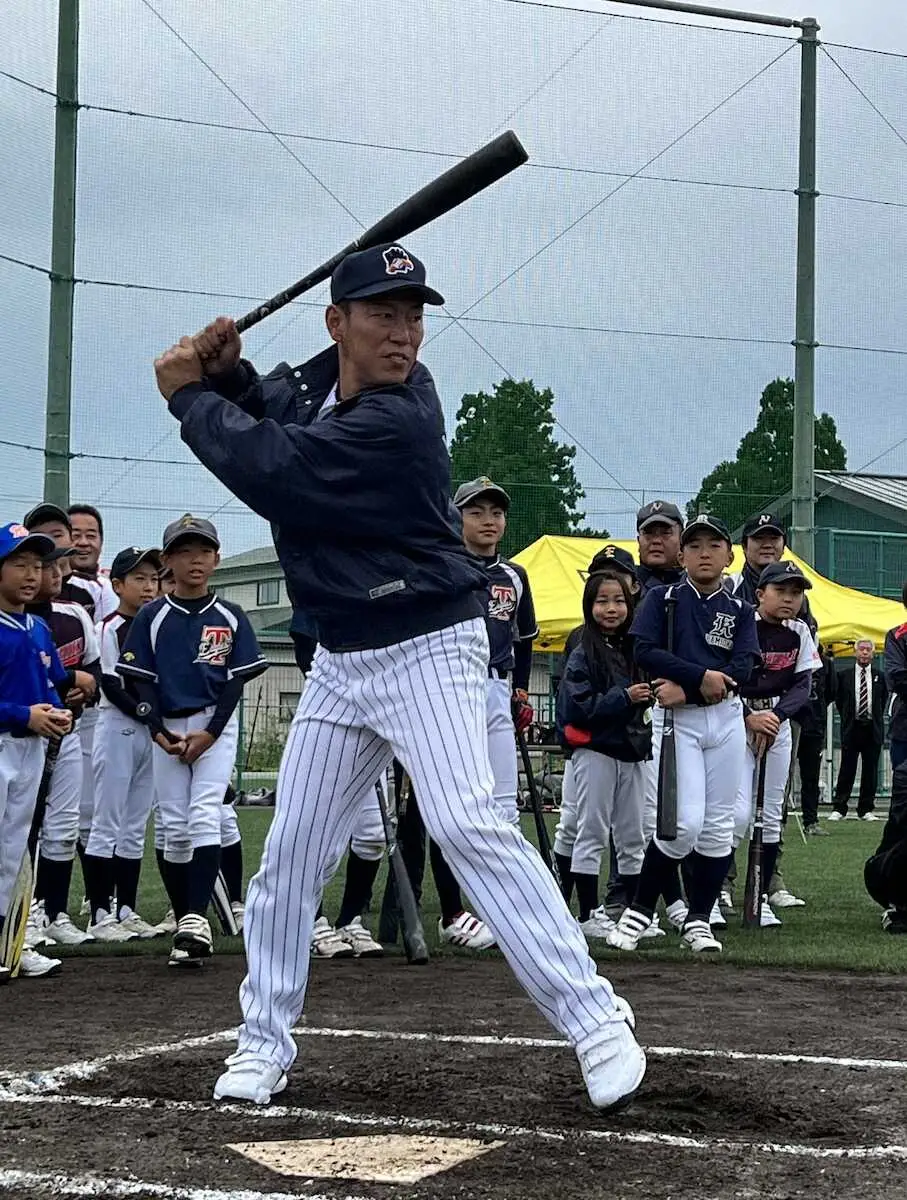 「JA全農WCBF少年野球教室」で指導する侍ジャパン・井端監督