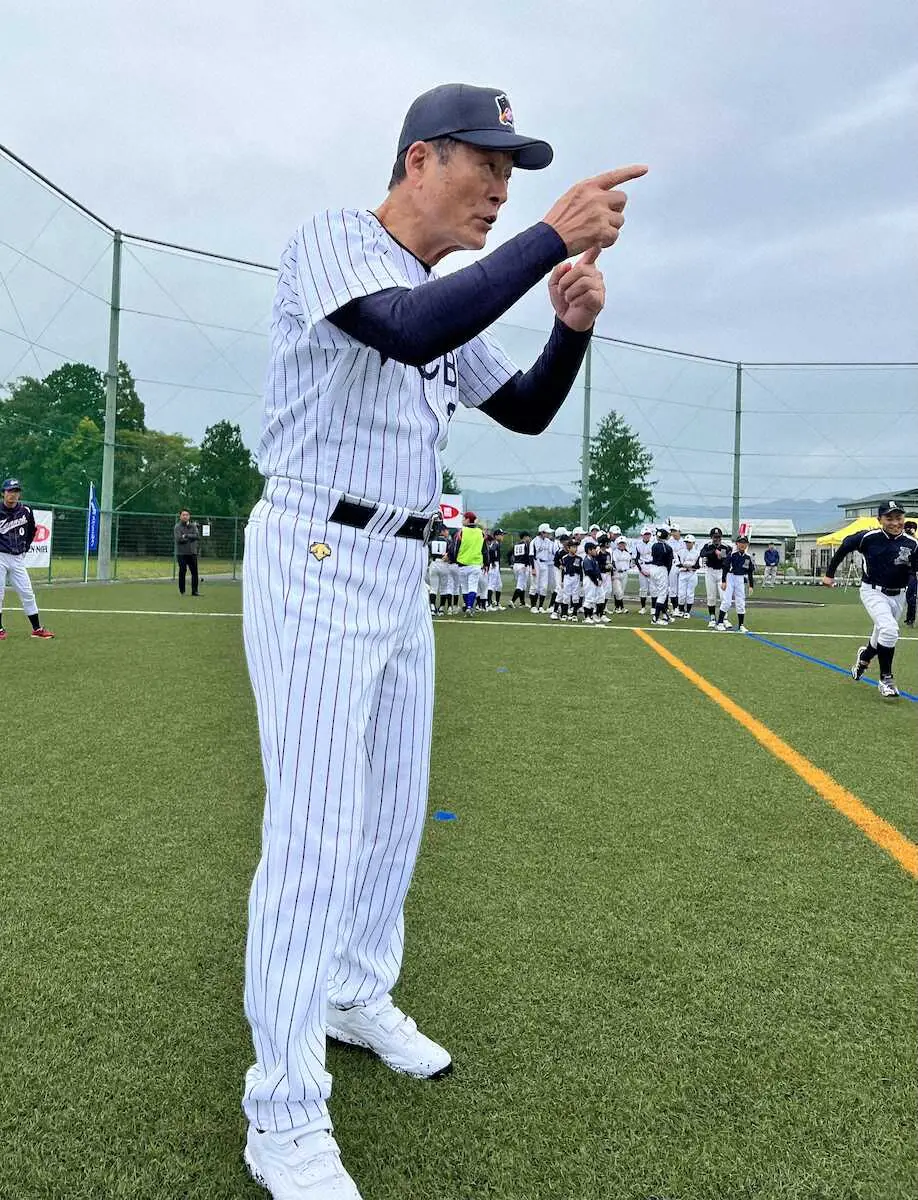 「JA全農WCBF少年野球教室」で指導する中畑清氏
