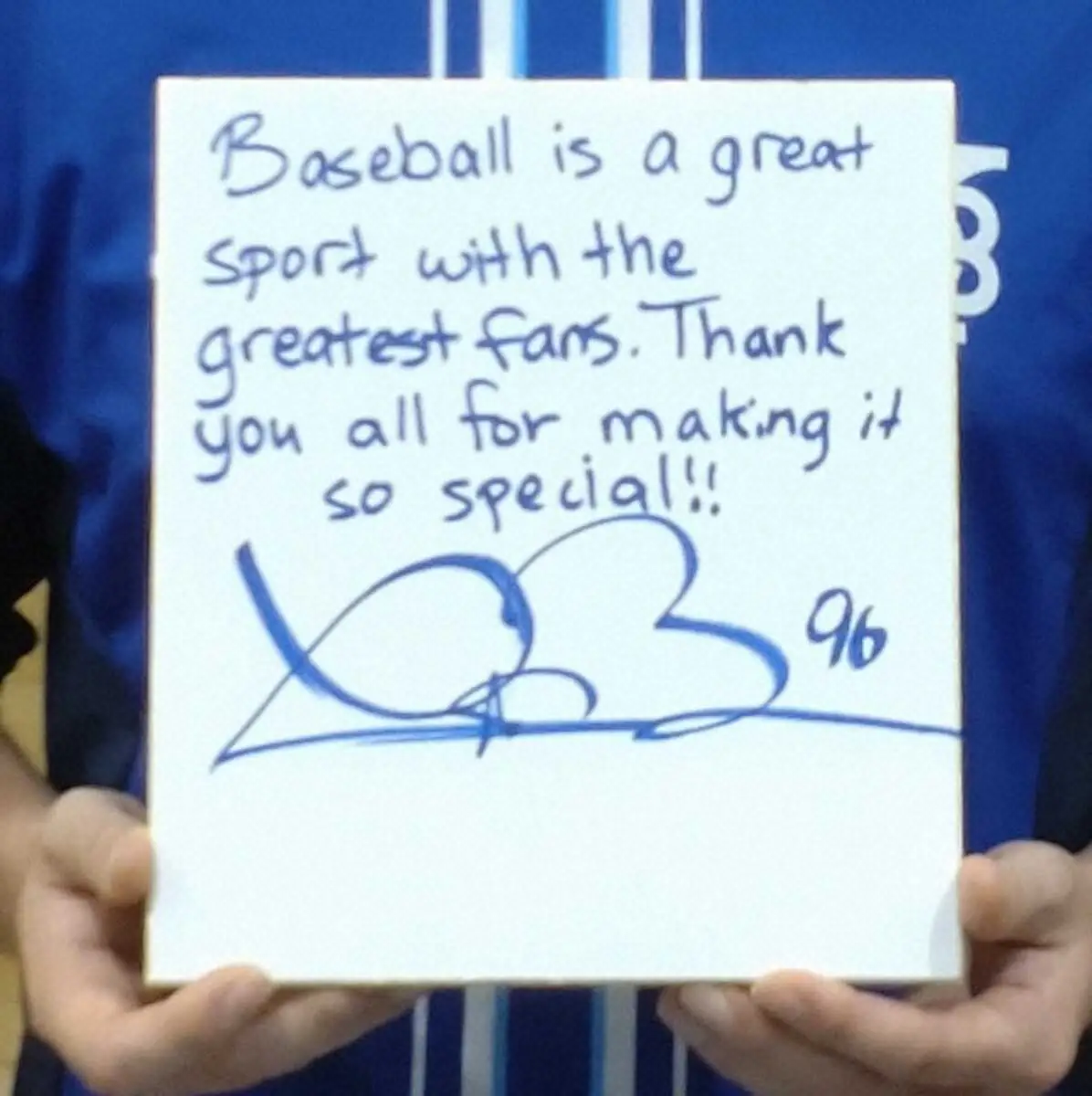 DeNA・バウアーが今季への感謝の印を記したサイン色紙