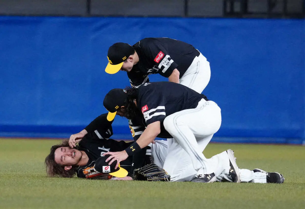 ソフトバンク　二塁手の三森が守備の際に転倒　後頭部を強打か　担架で運ばれて退場　試合は延長へ