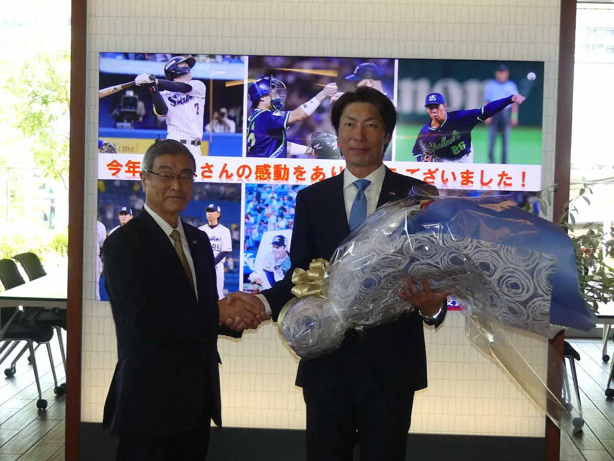 ヤクルトの高津監督（右）は成田オーナーに今季の報告。シーズンの戦いを労われ花束を贈られた