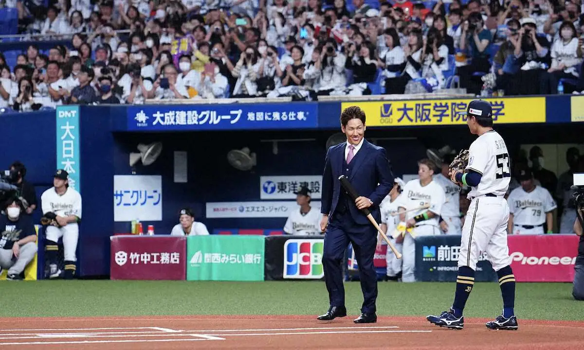 パのCSファイナル　吉田正尚のサプライズ始球式で大歓声起こる