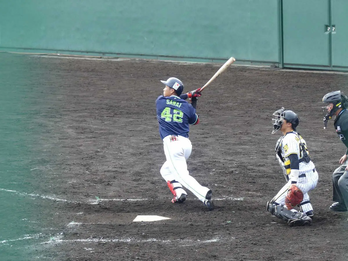 フェニックス・リーグの阪神戦で左越え本塁打を放つヤクルト・沢井