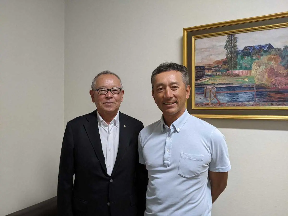 対談した慶応・森林監督（右）と慶大野球部OB会・後藤会長
