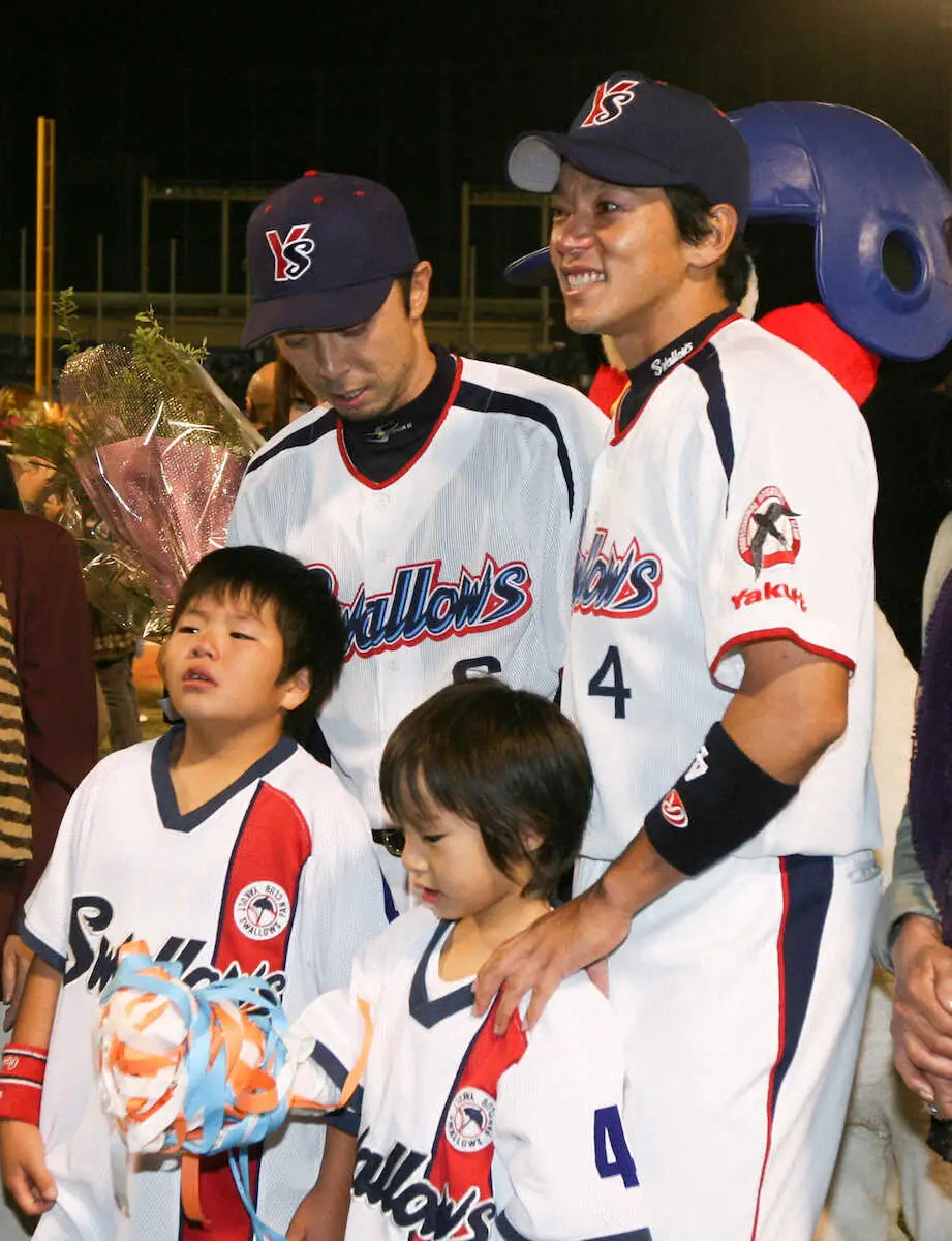 08年、引退試合の父・博文さん（右上）と度会（右下）