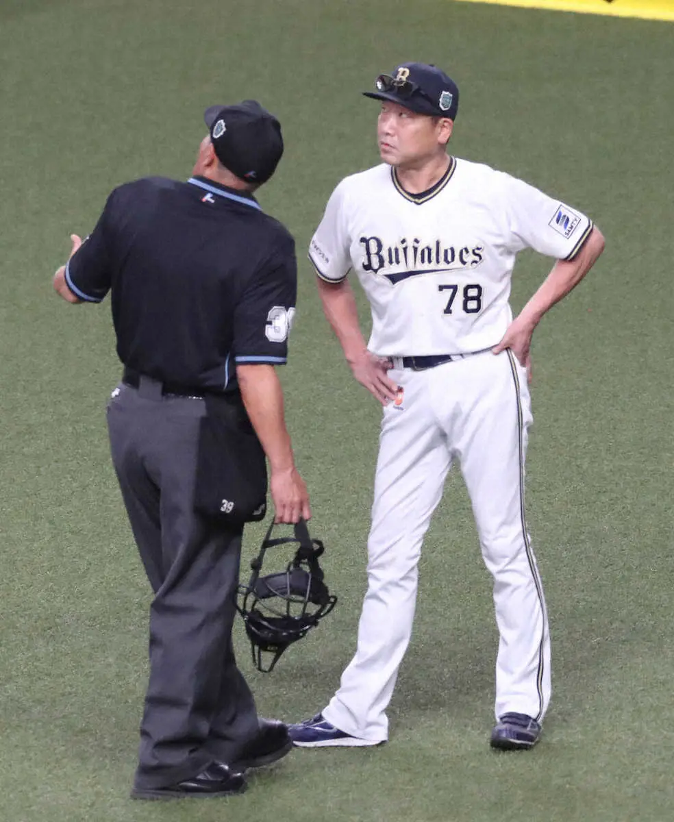 日本シリーズ＜オ・神＞5回無死、二塁打とされた森の打球について説明を受ける中嶋監督（右）（撮影・奥　調）