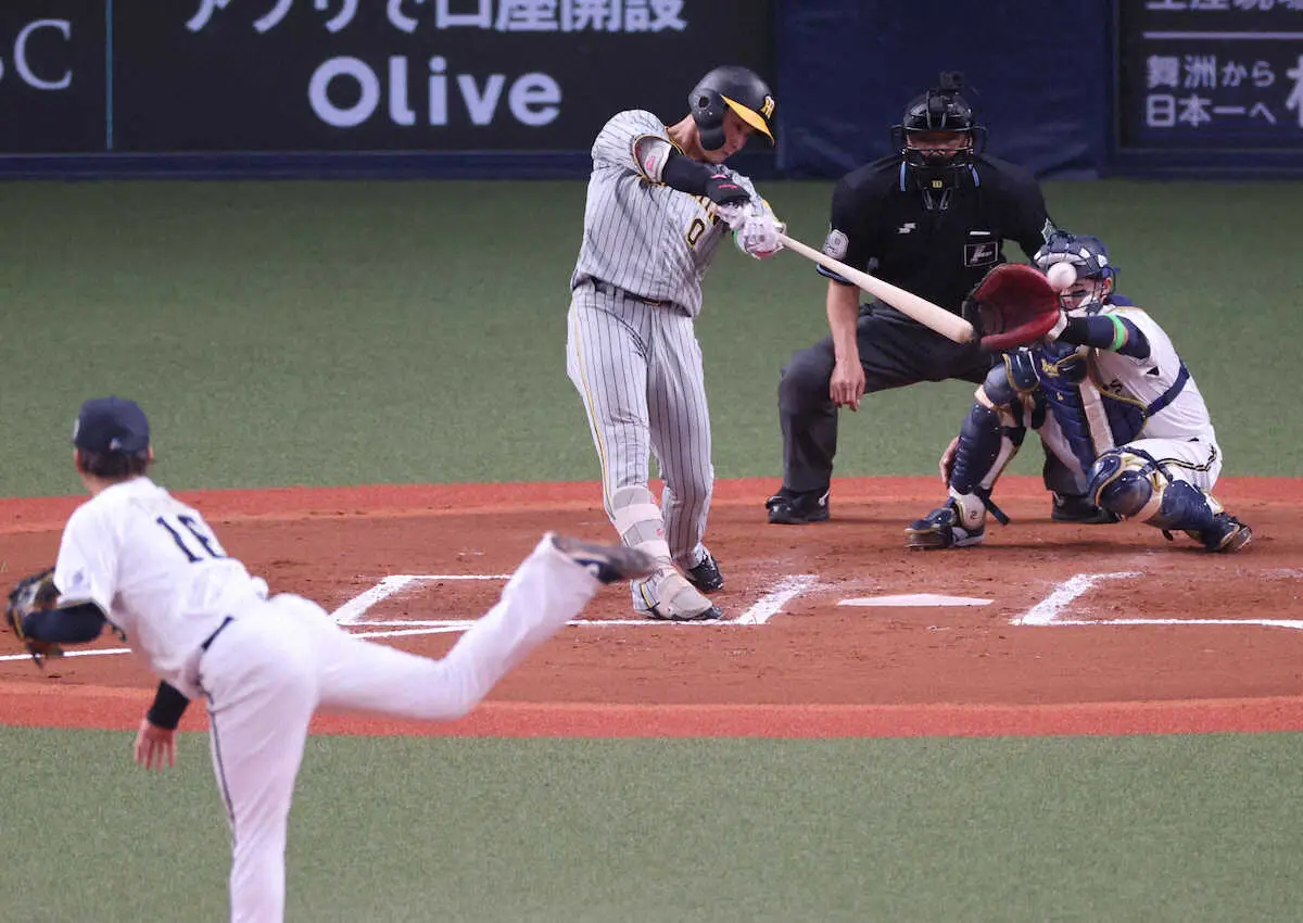 日本シリーズ＜オ・神（1）＞6回2死一、三塁、木浪は左前適時打を放つ。投手山本（撮影・北條　貴史）