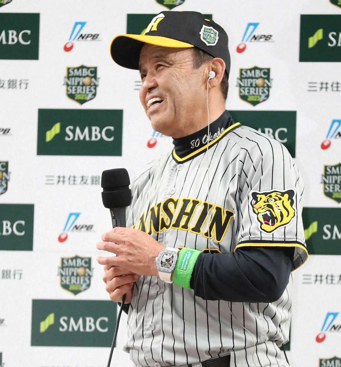 阪神・岡田監督の正直回答に敵地大爆笑！盗塁はサインか？「いやいや、まだ試合あるんでちょっと…」