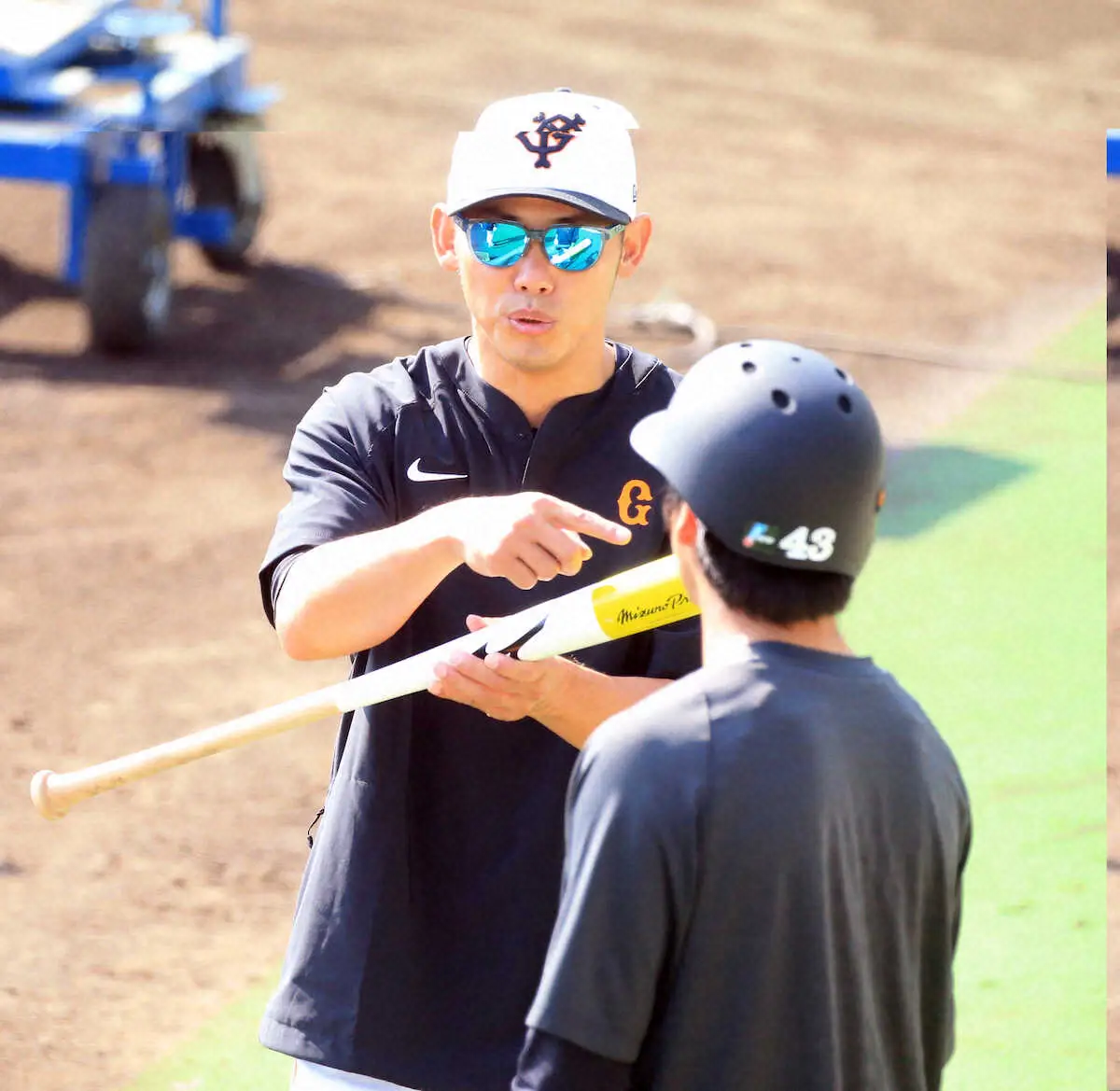 矢野コーチ（左）は重信にアドバイスをおくる（撮影・西川祐介）