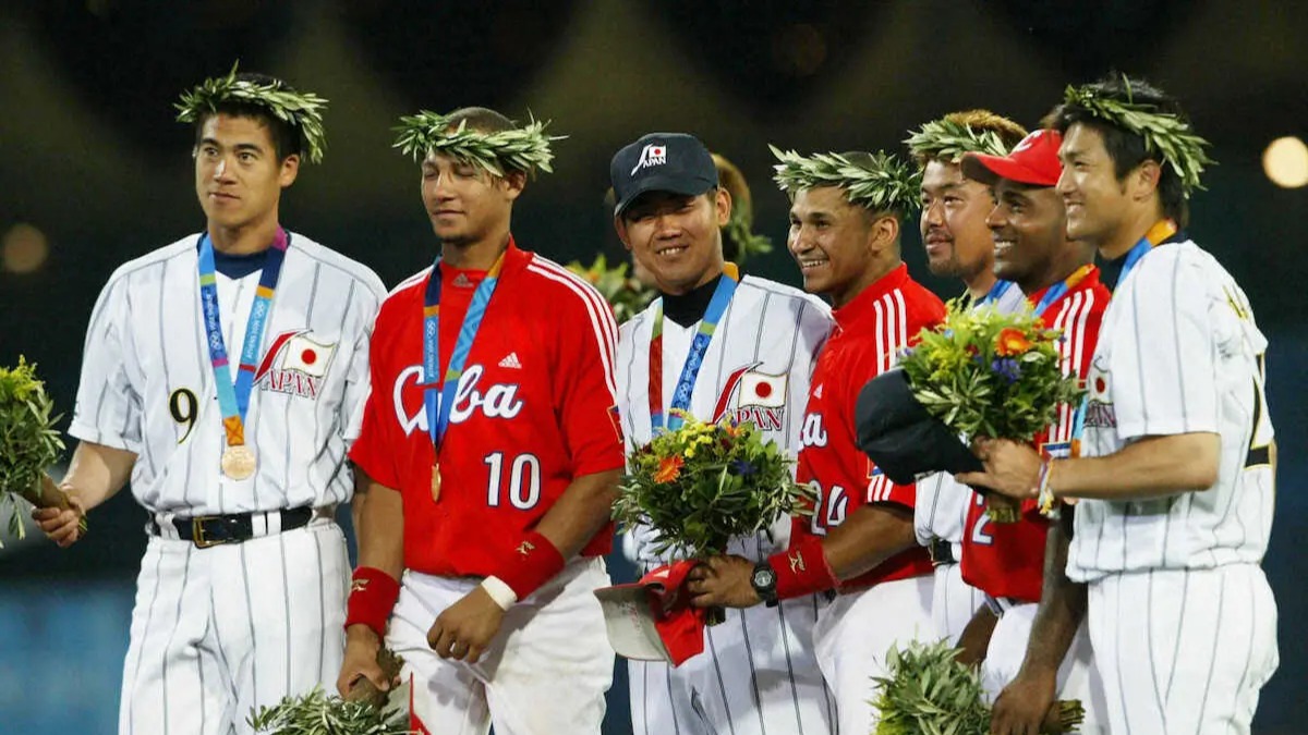 アテネ五輪で金メダルを獲得したキューバ代表と記念撮影する、銅メダルを獲得した日本代表の松坂大輔投手ら日本ナイン