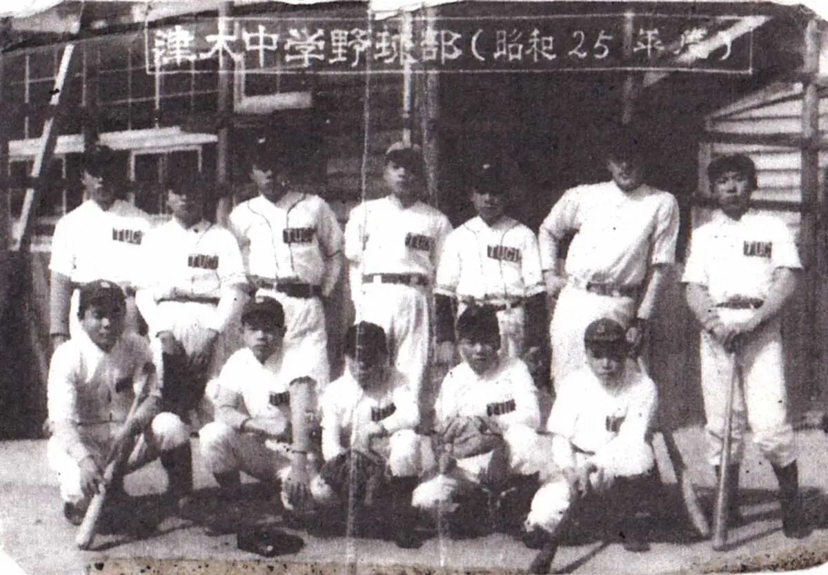 1950年、津木中学野球部2年生。後列右から2人目が齋藤春太郎先生、同中央が梅本正之さん（本人提供）