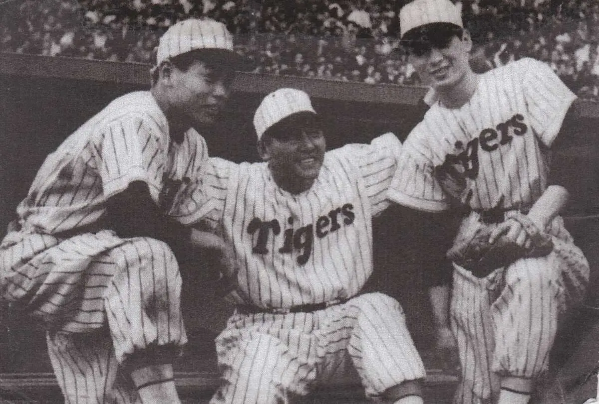 1957年、阪神投手だったころの梅本正之さん（右端）。中央は藤村富美男監督、左は新人の並木輝男選手(本人提供)