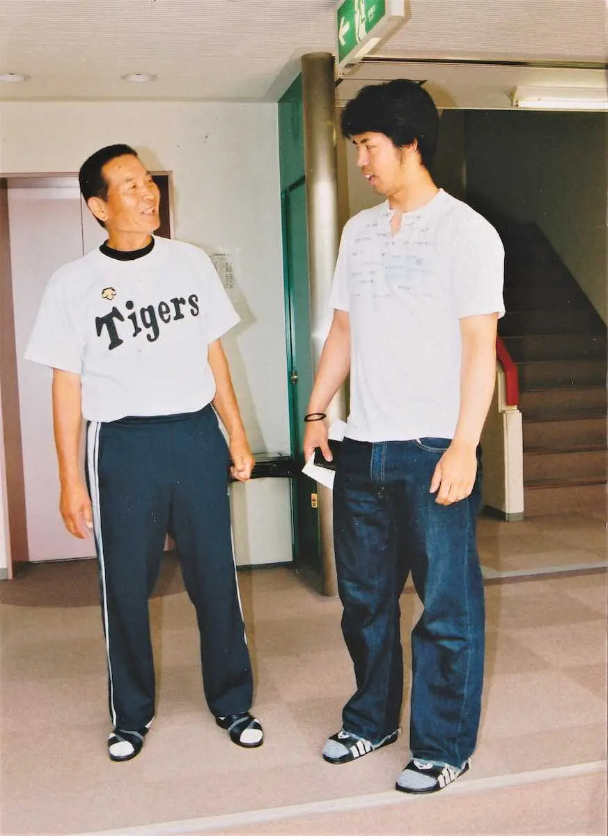 「虎風荘」寮長時代の梅本正之さん（左）と井川慶投手（本人提供）