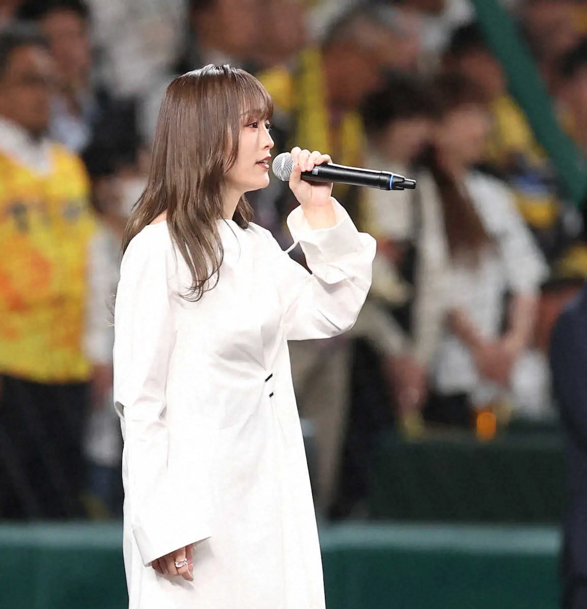 日本シリーズ第3戦で元NMB48・山本彩が国歌独唱「甲子園は違う。迫力感じた」