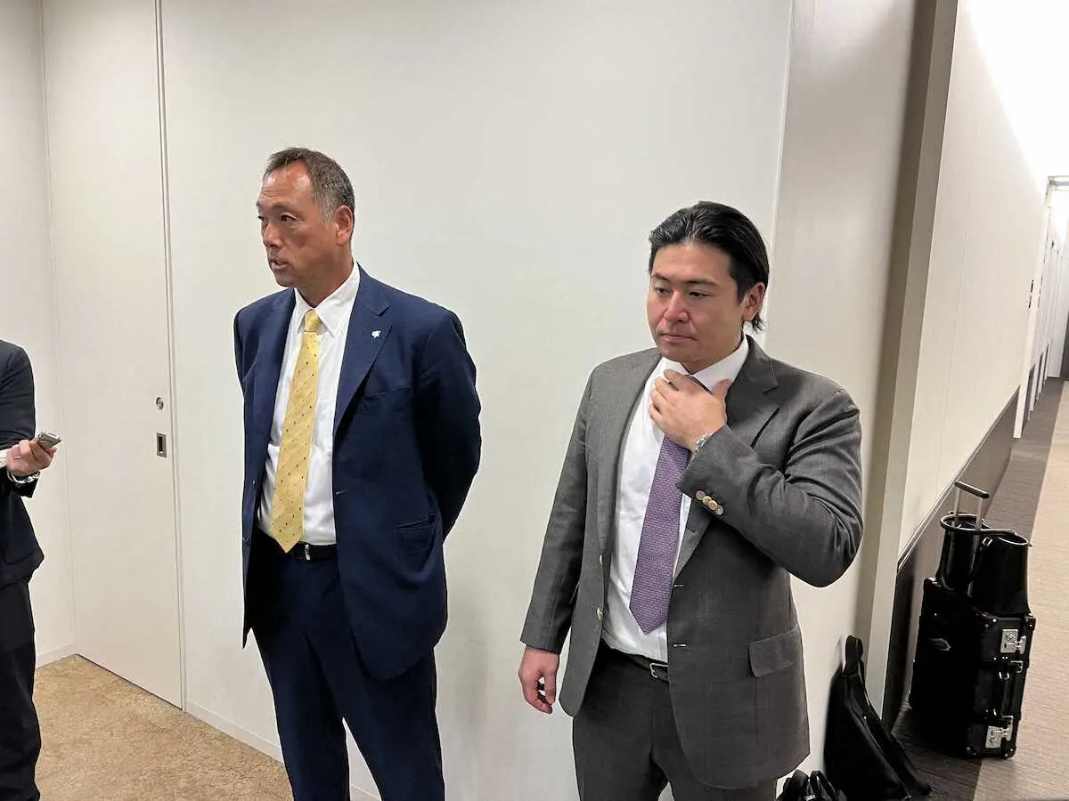 保留制度検討委員会を終えた（右から）日本プロ野球選手会・会沢会長と森事務局長