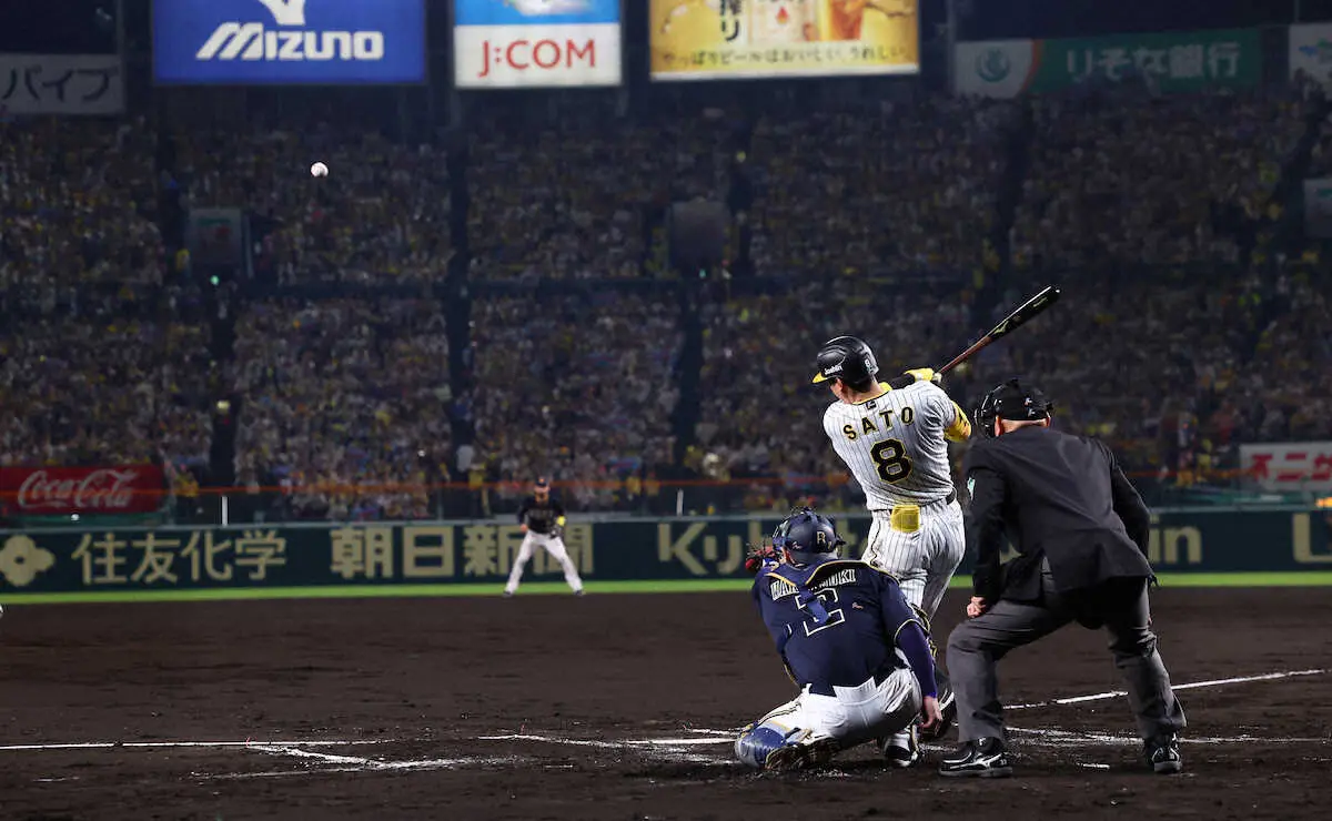 阪神・佐藤輝が1打席目に意地の二塁打　日本シリーズワーストタイの5打席連続三振を回避