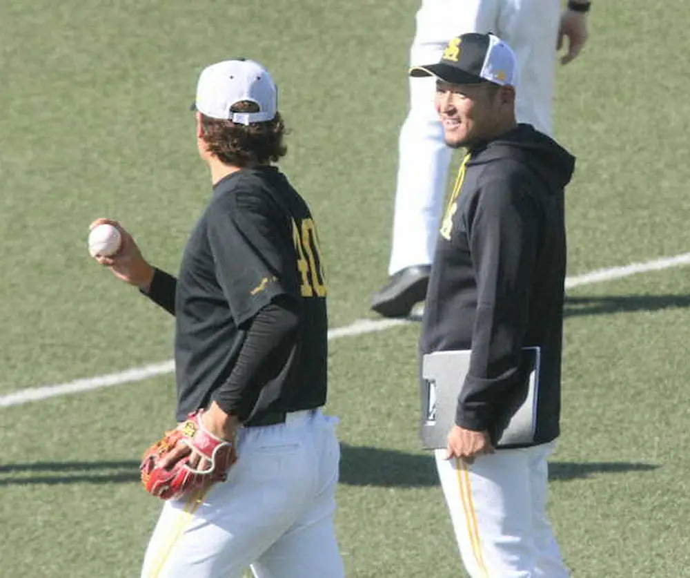 選手とコミュニケーションを取るソフトバンク・倉野投手コーチ兼ヘッドコーディネイター（右）