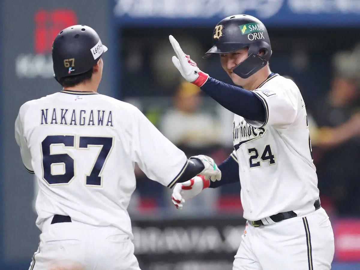 日本シリーズ＜オ・神＞5回、紅林（右）は2点本塁打を放つ（撮影・須田　麻祐子）