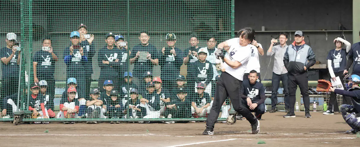 松井秀喜氏　フリー打撃初の柵越えゼロに苦笑い　少年野球教室で球児たちと汗