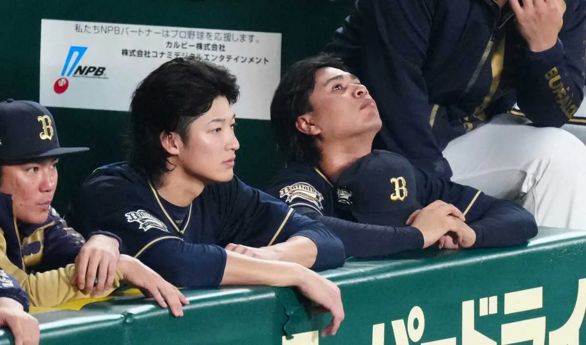 日本シリーズ第5戦で降板後、目に涙をためる宇田川（右）