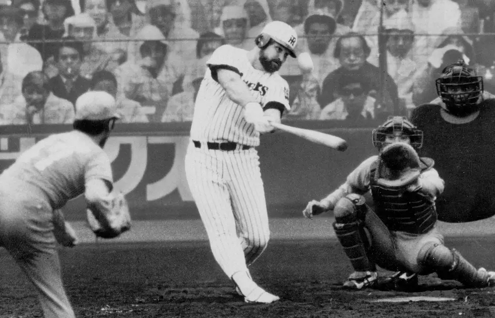 ＜1985年日本シリーズ第3戦　阪神・西武＞工藤公康（左）から日本シリーズ3試合連続となる本塁打を放つバース