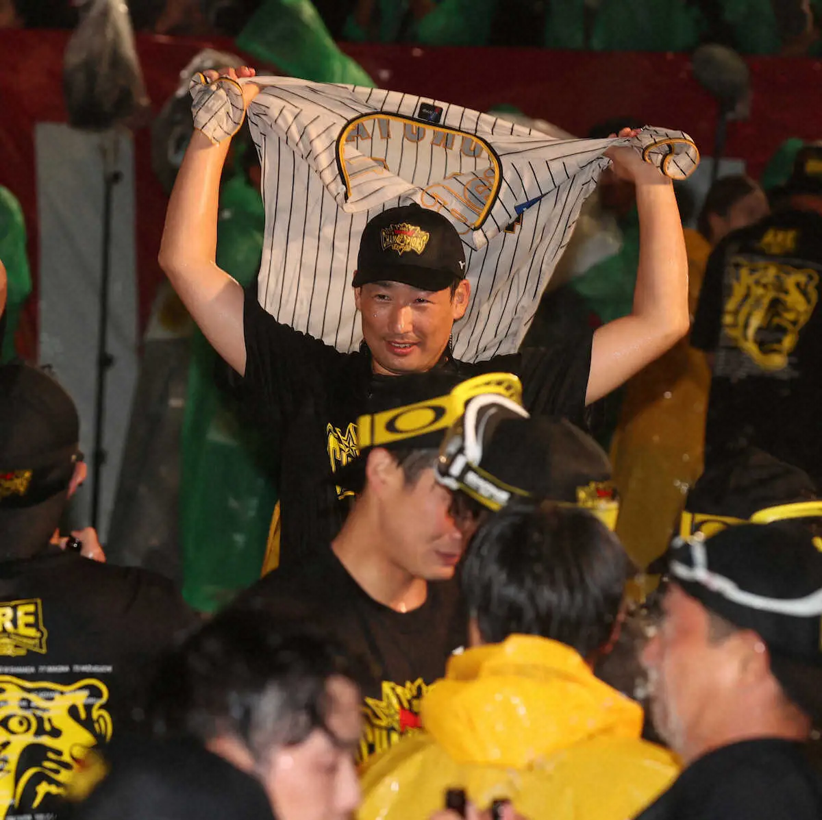 横田さんのユニホームも阪神の祝勝会場へ　ともに戦いともに舞った