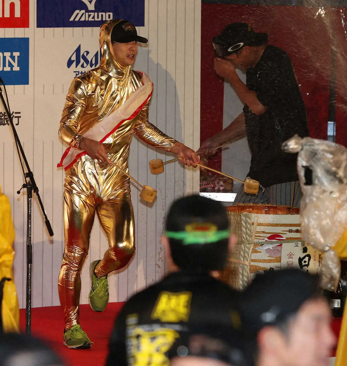＜阪神ビールかけ＞金色の全身タイツを着る熊谷（撮影・大森　寛明）