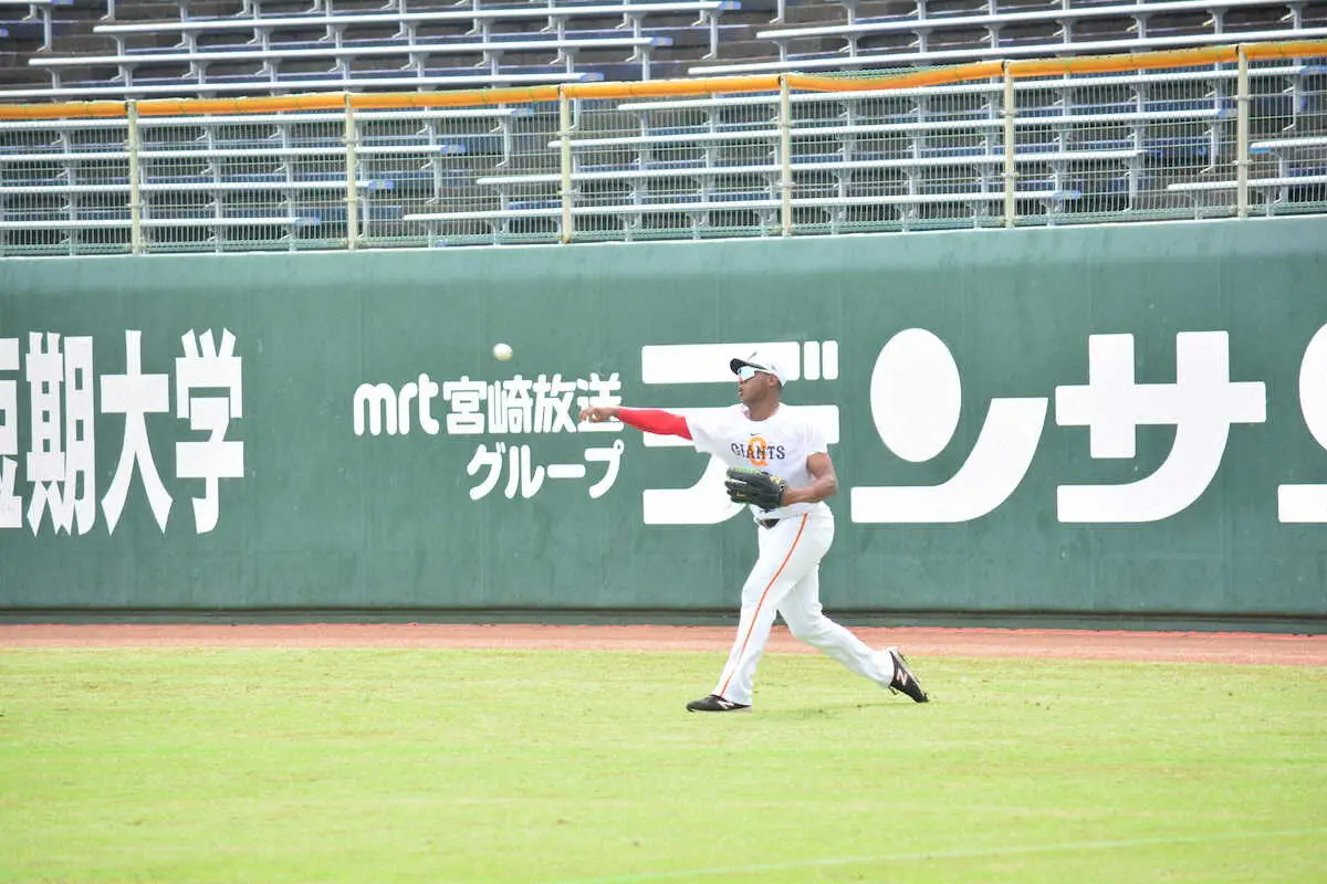 巨人　阿部流練習第1弾　外野手サイドスローでクッションボールを内野手にロスなく送球