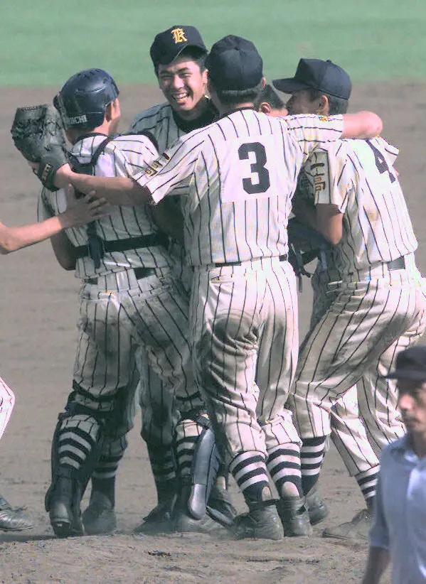 99年夏の甲子園決勝で岡山理大付を下し、抱き合う正田（左から2人目）ら桐生第一ナイン