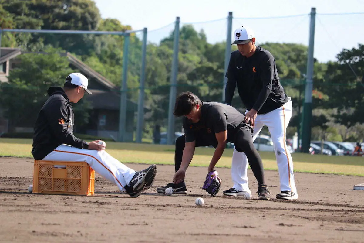 巨人・堀田を鼓舞する内海投手コーチ（右）と杉内投手チーフコーチ（左）