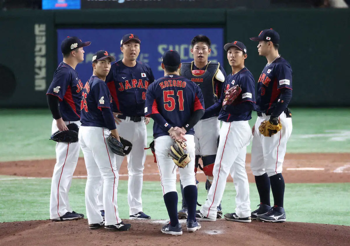 アジアプロ野球チャンピオンシップ＜台湾・日本＞4回、マウンドに集まり話する赤星（右から2人目）ら侍ジャパンナイン　（撮影・白鳥　佳樹）