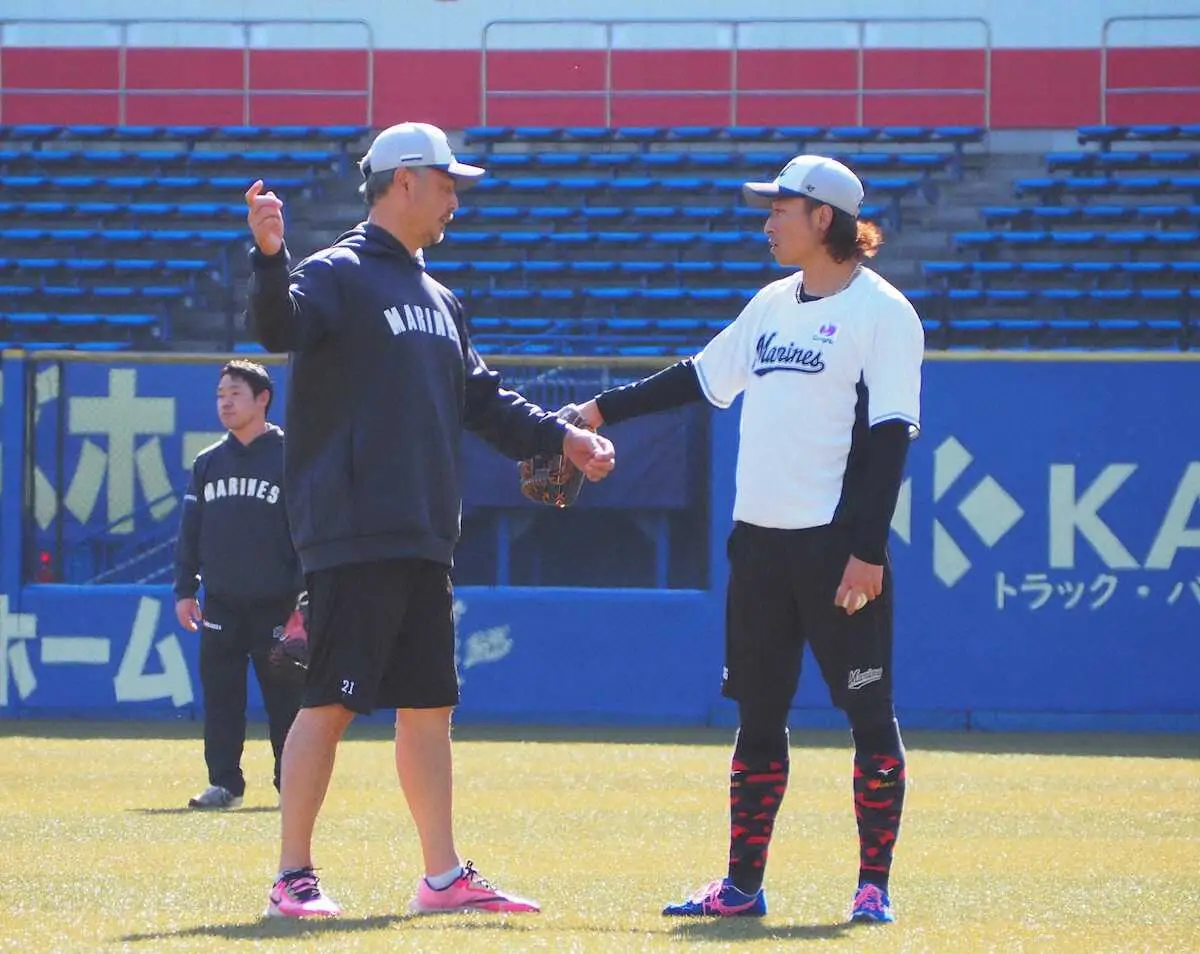 秋季練習最終日、坂本（右）にアドバイスする吉井監督