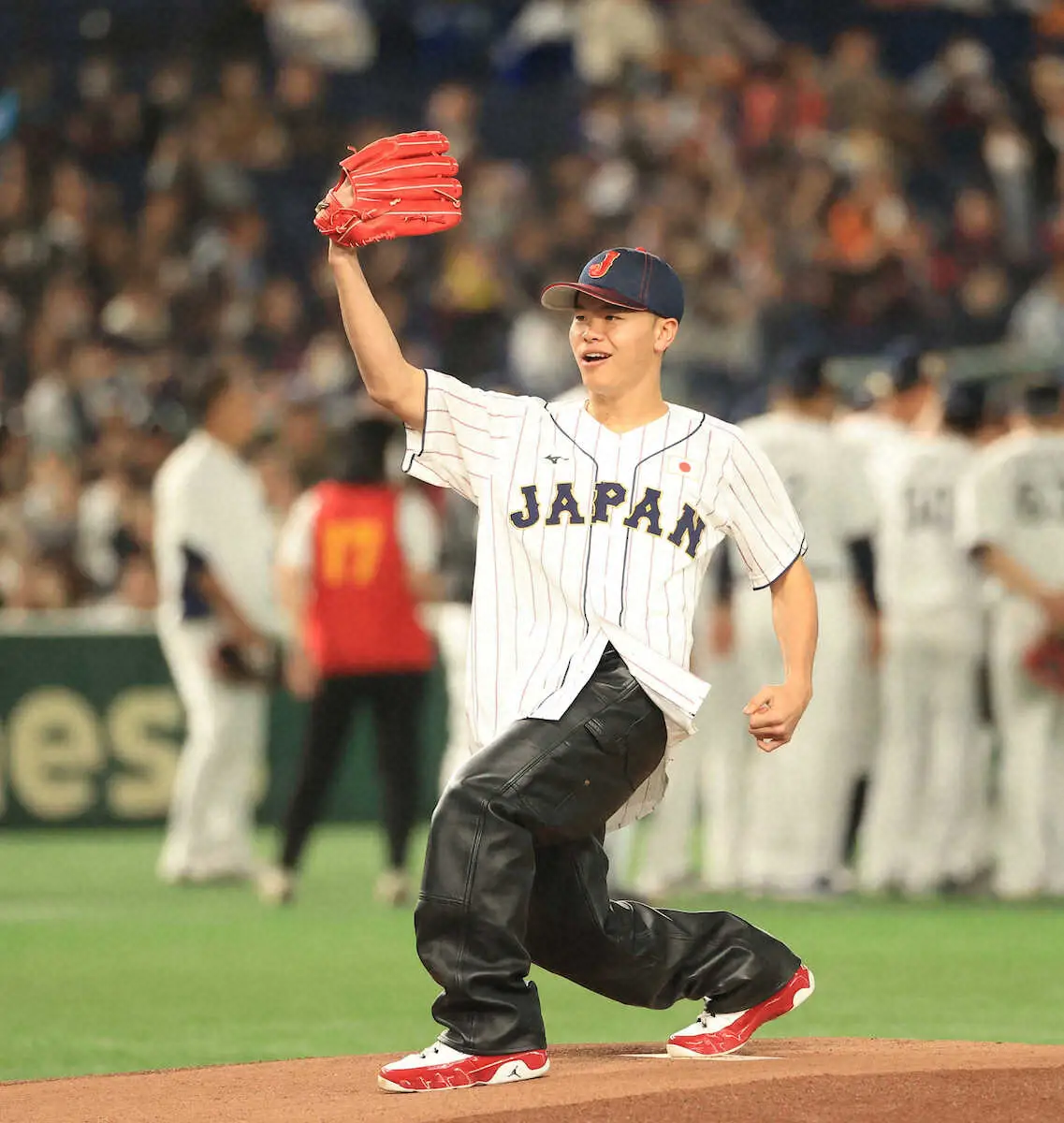 那須川天心が始球式　“熱男”が打席、ノーバン投球に「熱男～っ！」