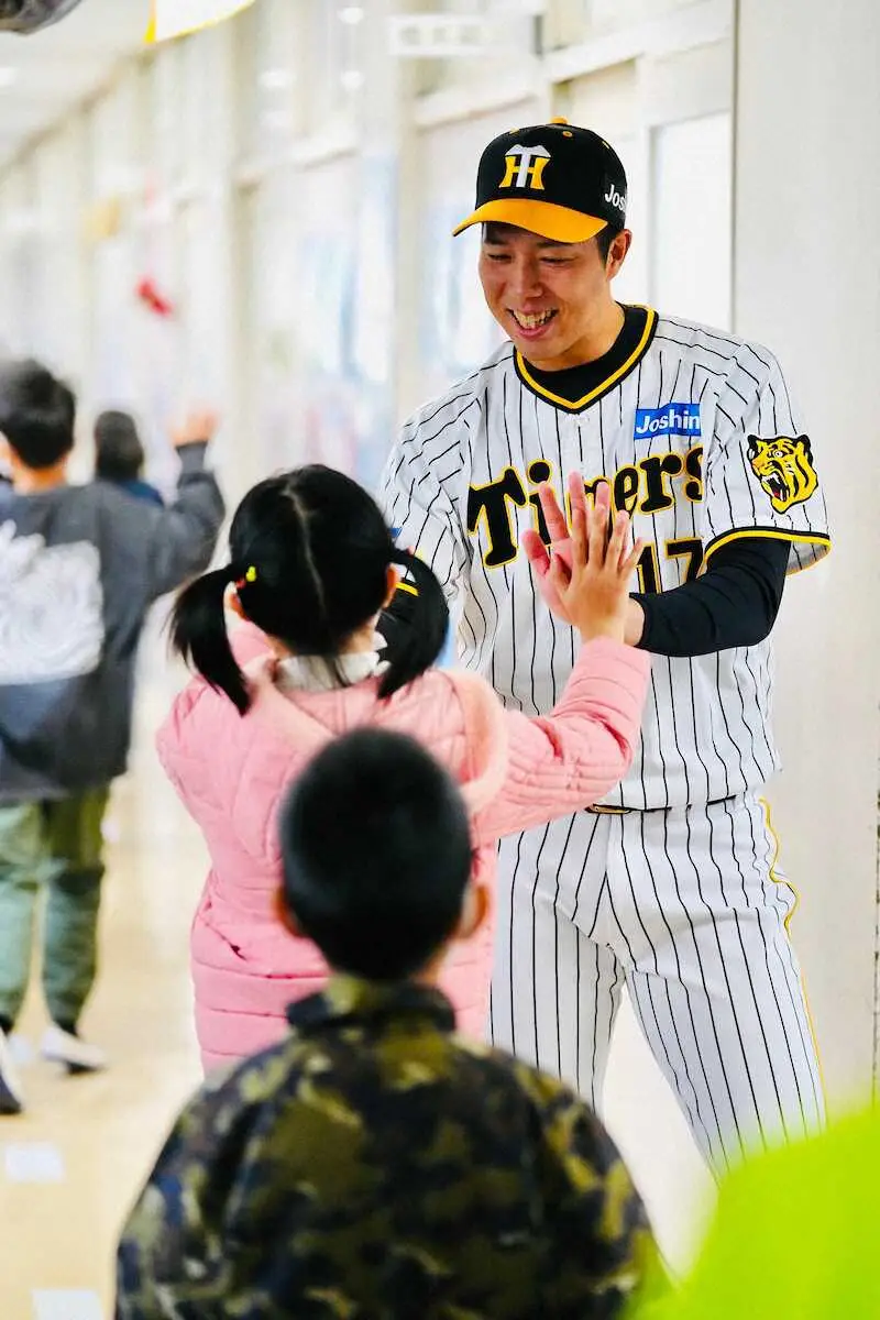 阪神・青柳が故郷の横浜市鶴見区に図書カードを寄付児童にメッセージ「夢を何か一つ持って頑張って」