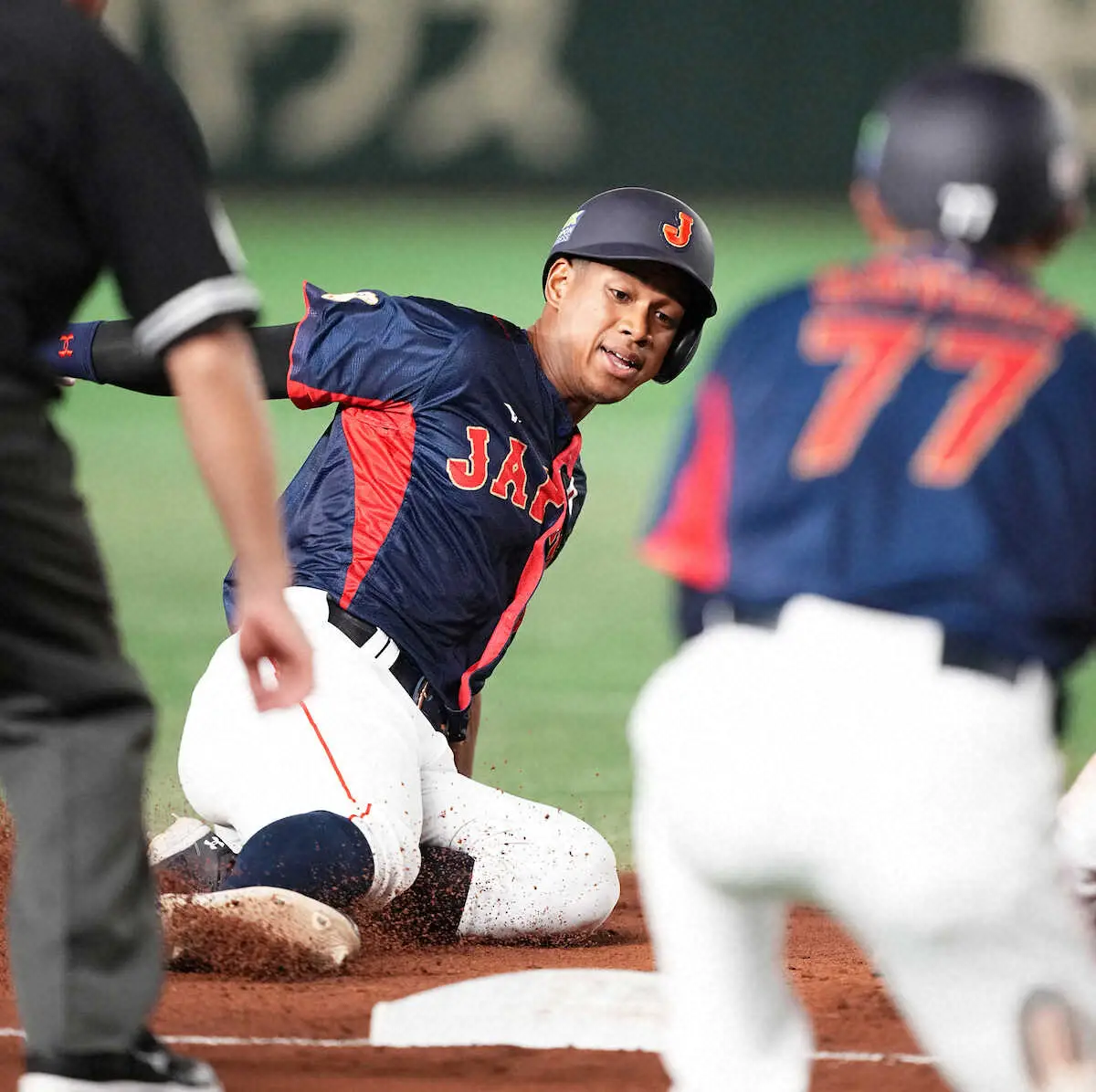 侍ジャパン　4番で初スタメンの万波が3試合連続打点！3回に適時三塁打