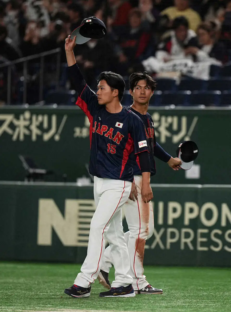 アジアプロ野球チャンピオンシップ＜オーストラリア・日本＞オーストラリアに勝利しファンの声援に応える早川（左）と藤原（撮影・沢田　明徳）