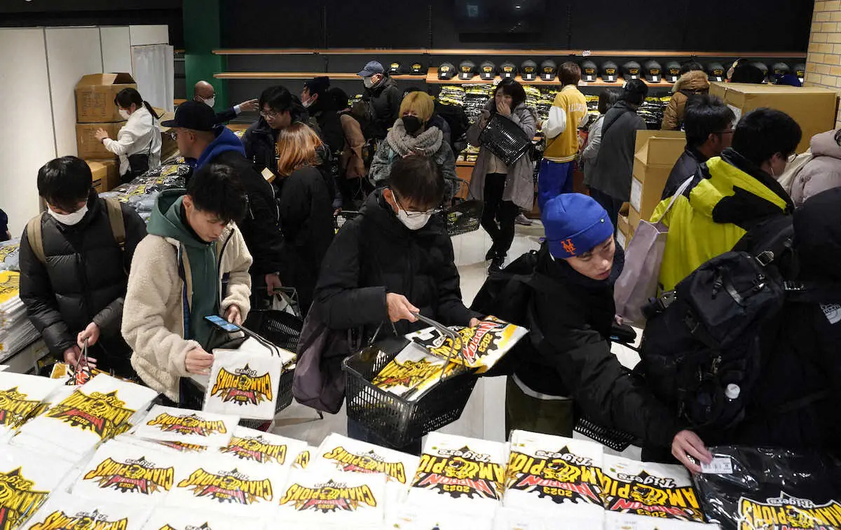 38年ぶり頂点　阪神「日本一記念グッズ」販売スタート　開店時点で2000人の行列！