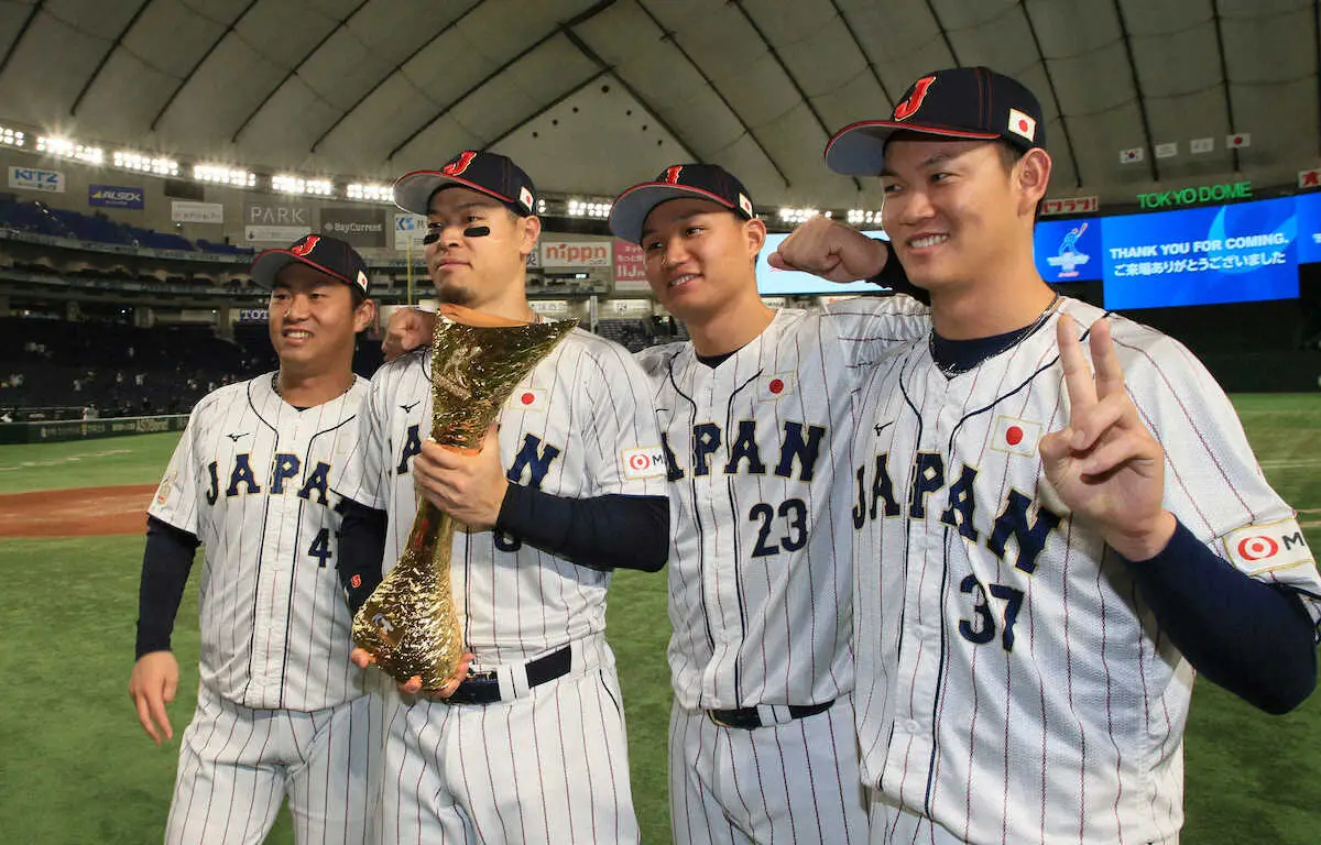 アジアプロ野球チャンピオンシップ＜日本・韓国＞笑顔で並ぶ（左から）桐敷、佐藤輝、森下、及川（撮影・尾崎　有希）