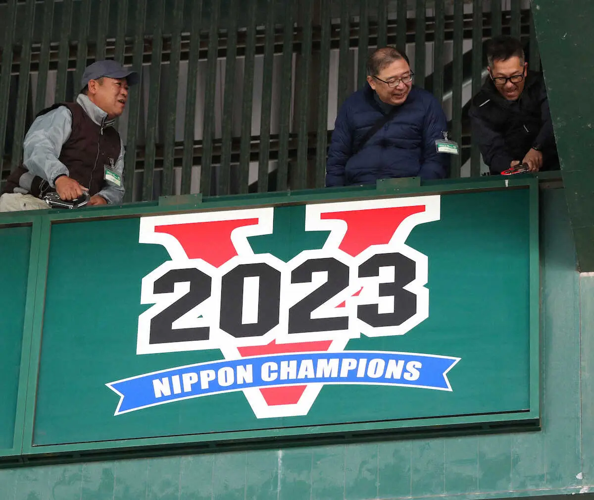 甲子園球場ネット裏に2023年日本一の記念ボードを取り付ける関係者　（撮影・奥　調）