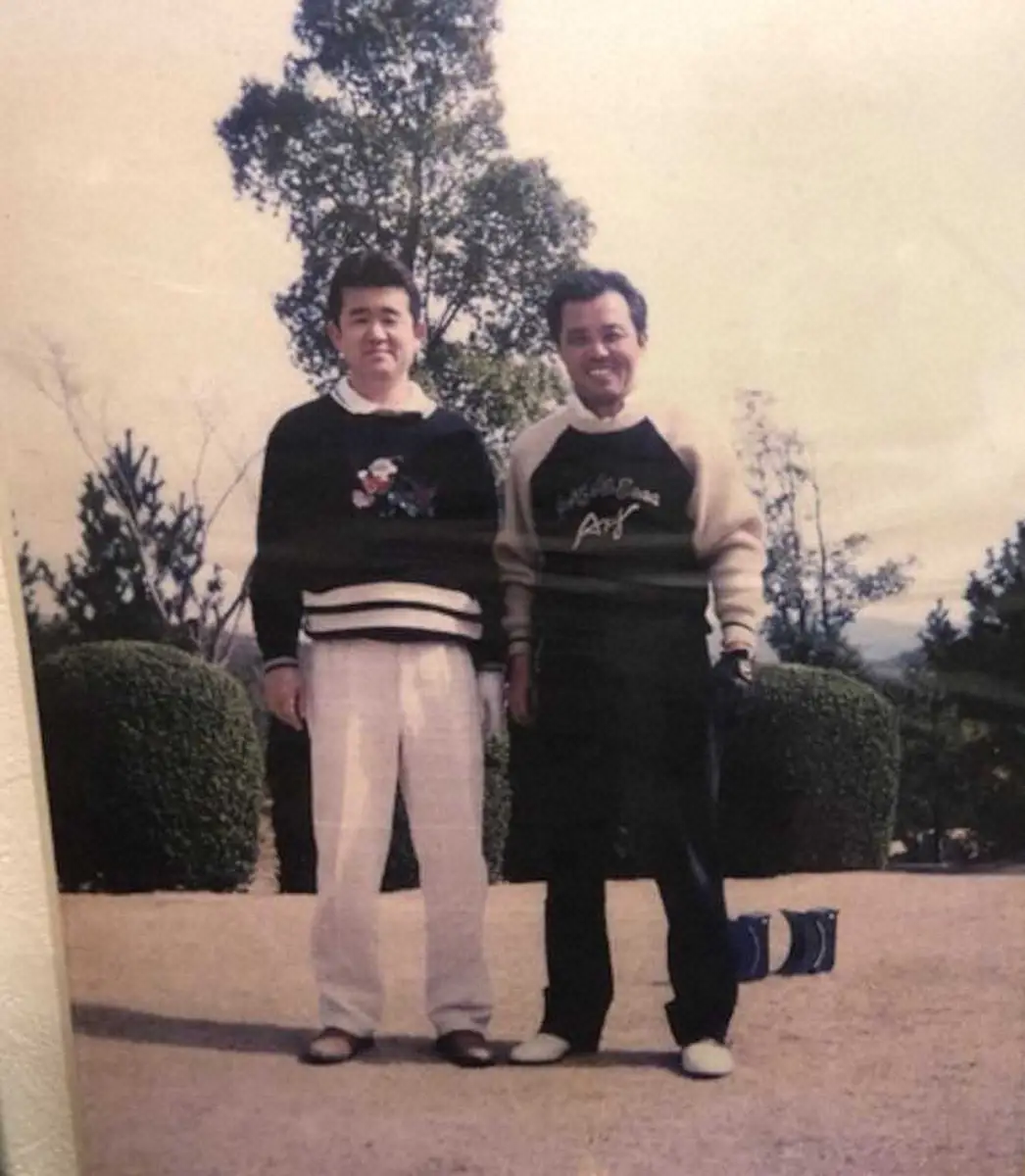 ゴルフ仲間の岡田監督（右）と中谷賢平さんのツーショット（提供写真）