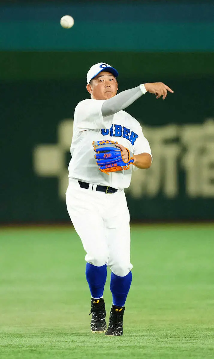 ＜高校野球女子選抜・KOBE　CHIBEN＞6回、遊ゴロをさばく松坂氏（撮影・島崎忠彦）