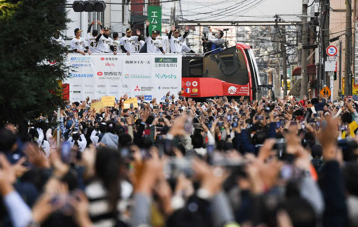 阪神　御堂筋Vパレードに岡田監督のファン「まさか1年で日本一とは」