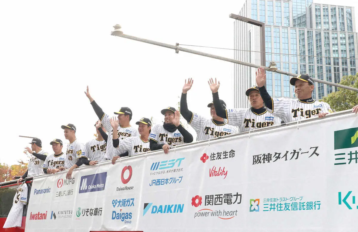 阪神・岡田監督「みんなにお礼を」Vパレードがスタート！沿道の虎党大興奮！！
