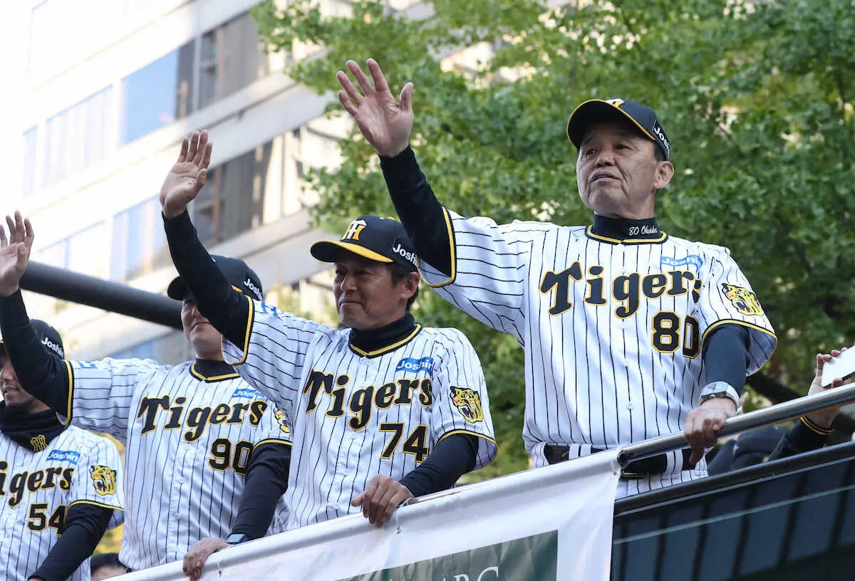 「両肩、疲れてます」阪神・岡田監督　歓喜のVパレード「全タイガースファンの声を聞いた」