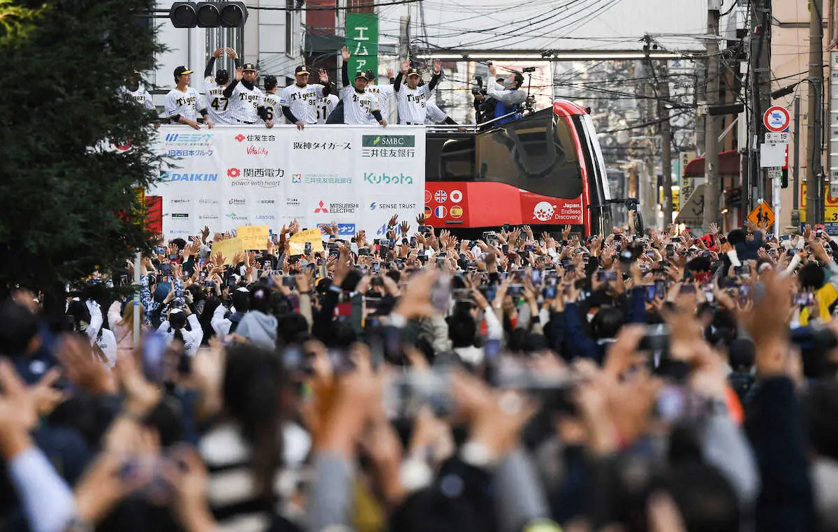 【画像・写真】多くのファンが歓声を送る中、阪神ナインが御堂筋をパレードする（撮影・岸　良祐）