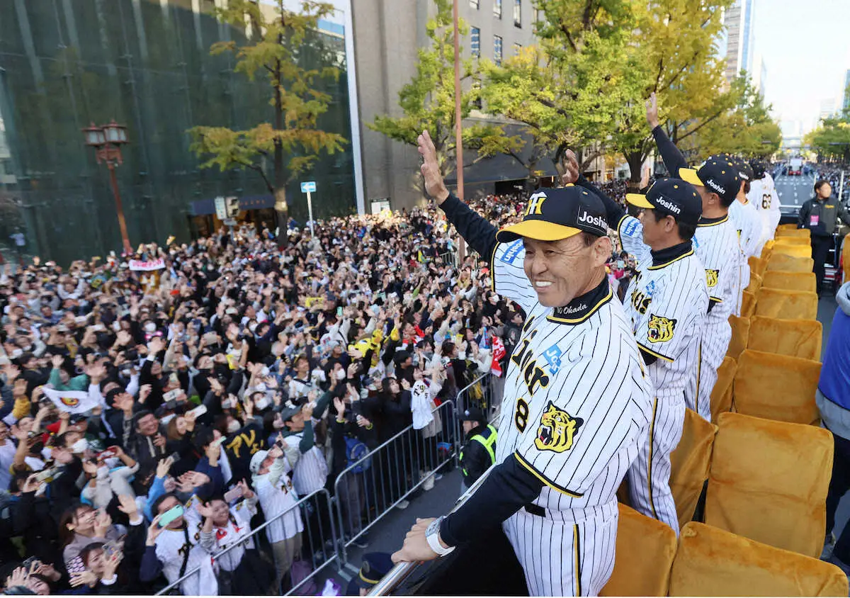 阪神・岡田監督　Vパレード観衆65万人に感謝「“おめでとう”より“ありがとう”が多かった気がする」