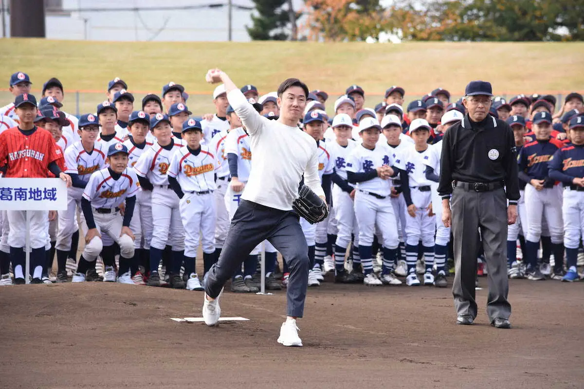 斎藤佑樹氏のストライク投球に大歓声　学童野球のスペシャルゲストで始球式