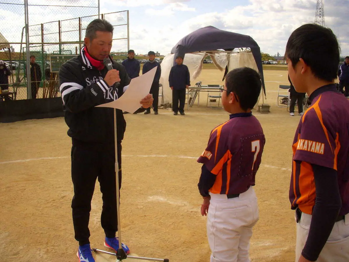 和歌山市内での小久保裕紀杯で3位チームを表彰する小久保監督　　　　　　　　