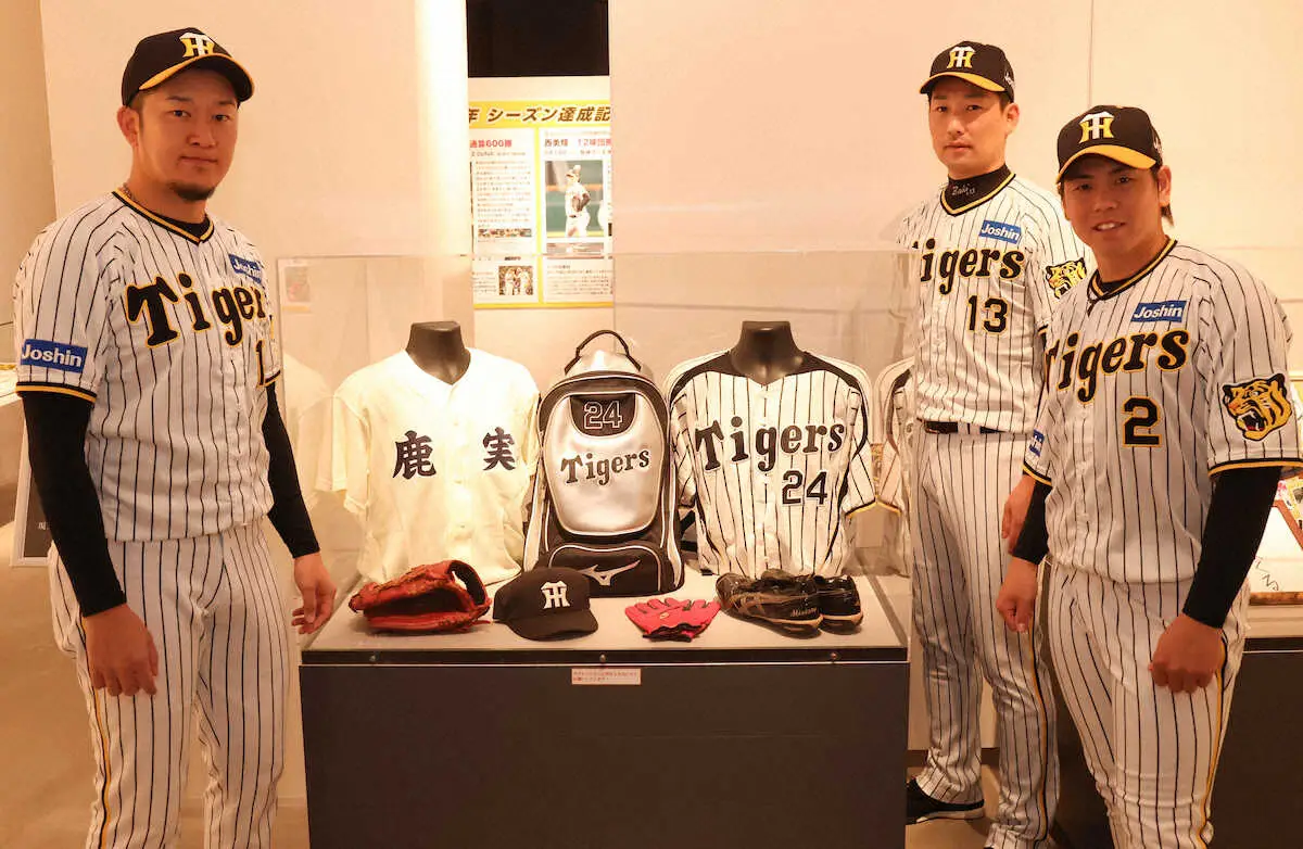 横田慎太郎さんの特別展示（甲子園歴史館）を訪れた（左から）岩貞、岩崎、梅野（撮影・須田　麻祐子）