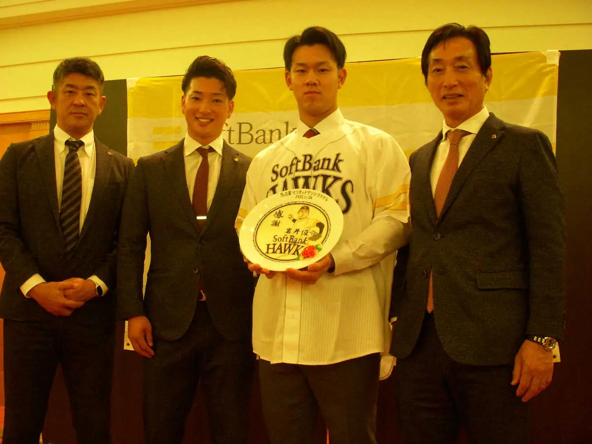 名古屋マリオットアソシアホテルの料理長がチョコレートで描いた特製皿を手にした名城大・岩井俊介（右から2番目）と担当スカウトら
